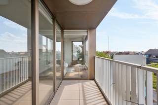 TOPGELEGEN APPARTEMENT met 2 slaapkamers en leuk ZONNETERRAS met mooi ZICHT op groen en op de Veemarkt. Gelegen pal in het CENTRUM van KORTRIJK in...