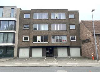 Maak uw bezoek aan ons nog eenvoudiger! Vul alstublieft vooraf de huurdersfiche in en stuur deze naar delphine@vastgoeddemeyer.be. Wij nemen daarna contact met u op om een afspraak ter plaatse te plannen. U kunt de fiche vinden onder de downloads. Alvast bedankt!<br /><br />Dit appartement is gelegen op de 3de verdieping in hartje Rumbeke. Dit op wandelafstand van bakker, slager, school, openbaar vervoer en winkels. Het appartement is onmiddellijk vrij.<br /><br />Dit appartement omvat een inkomhall die toegang verleent tot alle ruimtes. U komt binnen in de lichtrijke leefruimte met aansluitend de gesloten keuken (keramische kookplaat, dampkap, microgolfoven, spoelbak en koelkast). Verder omvat het appartement 2 slaapkamers waarvan 1 toegang verleent tot het terras.<br /><br />Tot slot beschikt dit appartement over een badkamer met lavabomeubel en douche. De kelderberging is inbegrepen in de huurprijs.<br /><br />PLUSPUNTEN:<br />* INSTAPKLAAR<br />* LIGGING<br />* TERRAS<br />* KELDERBERGING