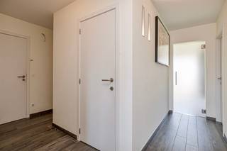 Flexibel duplexappartement gelegen te Tongeren, Wijkstraat 69 bus 3.<br /><br />Gunstige locatie op wandelafstand van het centrum van Tongeren, nabij het vernieuwde stadspark De Motten, het T-Forum winkelcenter en diverse scholen. De autosnelweg is vlot bereikbaar op 5km.<br /><br />Dit ruime duplexappartement (183m²) met <strong>5 slaapkamers</strong> is gelegen op de eerste en tweede verdieping van een stijlvolle kleinschalige residentie en biedt een unieke combinatie van <strong>woon- en zorgmogelijkheden</strong>. Dankzij de <strong>aparte inkom en lift tot op de tweede verdieping</strong>, én de <strong>voorzieningen om een tweede keuken te installeren</strong>, kunnen beide verdiepingen eenvoudig functioneren als <strong>zelfstandige woonentiteiten</strong>.<br /><br />De eerste verdieping omvat een lichtrijke leefruimte met gashaard, een volledig uitgeruste eilandkeuken, een terras met zicht op de basiliek, 2 slaapkamers, een badkamer en een praktische berging.<br />De tweede verdieping beschikt over 3 slaapkamers, een tweede badkamer, een ruime leefruimte en keukenvoorzieningen.<br /><strong>Ideaal voor samenwonende generaties, mantelzorgers of samengestelde gezinnen</strong> die op zoek zijn naar <strong>comfort, zelfstandigheid én nabijheid</strong>.<br /><br />Aan de achterzijde is er een private garage voorzien van automatische poort, een overdekte autostaanplaats en een nuttige buitenberging.<br /><br />Enkele van de voornaamste troeven van dit duplexappartement op een rijtje:<br /><br />- Gunstige ligging nabij het centrum. Vlotte bereikbaarheid van de voornaamste invalswegen.<br />- Gebouw met luxueuze uitstraling en keurig aangelegde voortuin. In uitstekende staat van onderhoud.<br />- Mogelijkheid tot B&B.<br />- Kleinschalige residentie van 4 wooneenheden.<br />- Ruim duplexappartement van 183m² met 5 slaapkamers, garage en overdekte staanplaats. Dus privé-parking voor 2 wagens.<br />- Verdiep 2 beschikt over een aparte toegang langs de buitenzijde per trap of per lift.<br />- Polyvalente invulling: voor groot of samengesteld gezin, voor inwonende ouder,... Eveneens als thuiskantoor of praktijk aan huis.<br />- Garage, overdekte staanplaats en buitenberging inbegrepen.<br /><br />Voor bijkomende info of een bezoek ter plaatse, contacteer ons op 0473 79 29 30 of mail naar luc@vestio.com<br /><br /><br />