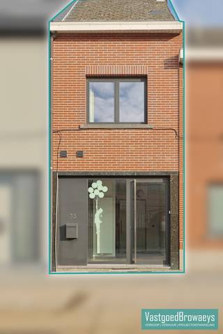 Deze charmante, gerenoveerde rijwoning biedt alles wat je nodig hebt voor een comfortabele en moderne levensstijl, nabij het centrum van Brakel. Perfect voor wie op zoek is naar een instapklare woning met een gezellig en zonnig buitenruimte!<br /><br />De woning omvat een inkom, kelder, bezoekerstoilet, berging,  ruime leefruimte met open keuken en aansluitend terras en tuin.  Bovenverdieping omvat twee ruime slaapkamers en ingerichte badkamer. Beschikbaar vanaf 01/04/2026. <br /><br />Voor meer informatie of een bezoek ter plaatse bel Stefanie op het nummer 055/59 50 10 of email stefanie@vastgoedbrowaeys.be