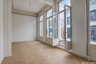 <p>Located in the heart of Antwerp's historic city centre, this apartment is situated in a stately corner building that has recently been fully renovated with great care and attention to detail.</p>
<p>The apartment is accessed via the first floor and opens into a spacious living area (approx. 30 m²) featuring elegant herringbone parquet flooring. The large windows provide an abundance of natural light and enhance the sense of space throughout the room.</p>
<p>Adjacent to the living area is the fully fitted kitchen, equipped with all necessary appliances. The hallway leads to a full-sized bedroom (approx. 12 m²) and a stylish bathroom featuring a double washbasin, walk-in shower and toilet.</p>
<p>Particular attention was paid to the quality of materials, finishing and overall living comfort during the renovation, resulting in a timeless and comfortable home.</p>
<p>Available from 01/07/2026 and suitable for a maximum of 2 occupants.</p>
<p>Optional parking space available for rent at €150 per month.</p>