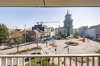 Bent u op zoek naar een stijlvol, ruim en direct bewoonbaar appartement te koop in het hart van Sint-Niklaas? Zoek dan niet verder! Dit...
