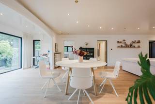 Deze vrijstaande woning in Harelbeke langs de Kortrijksesteenweg biedt verrassend veel ruimte, een grote tuin en heel wat troeven. Via de oprit bereik je de garage van 55 m² met toegang tot de tuin. <br /><br />De inkomhal geeft toegang tot de bijzonder ruime leefruimte met parket en veel lichtinval. Aansluitend bevindt zich de vernieuwde keuken met zitgedeelte. Op het gelijkvloers zijn er 2 slaapkamers en een badkamer die nog naar eigen smaak kunnen worden opgefrist. Boven zijn er nog 3 slaapkamers, waarvan 1 met dressing en een vernieuwde badkamer met douche, toilet en lavabo meubel.<br /><br />De kelder doet dienst als was- en bergruimte en geeft toegang tot de tuin. Buiten geniet je van een terras met luifel en een tuin rondom de woning.<br /><br />Extra troeven: grotendeels vernieuwde ramen & elektrische rolluiken, elektrische zonwering aan de veluxramen, vliegramen, zonnepanelen, condenserende ketel, vernieuwd en geïsoleerd dak en regenwaterput van 10.000 liter. De meeste werken dateren van 2023.<br /><br /><br />Waarom dit aanbod overwegen?<br /><br />✔ Vrijstaand<br />✔ 5 slaapkamers + dressing<br />✔ 55 m² garage<br />✔ 2 badkamers<br />✔ 8 zonnepanelen<br />✔ Dak vernieuwd & geïsoleerd<br />✔ Regenwater 10.000 l<br /><br />Interesse, bel 0471 69 44 30<br />Attesten & documenten: www.nestr.be