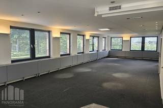 Bureaux d'une superficie totale de 260 m², combinés à un espace de stockage de 80 m², à louer dans un emplacement stratégique de premier choix à Zaventem, à proximité immédiate du Ring de Bruxelles (R0) et de l'E40.<br /><br />Grâce à son excellente situation à proximité de la Chaussée de Louvain (N2) et du Boulevard de la Woluwe (R22), à seulement 2,4 km de la sortie 4 Diegem-Woluwelaan, le site bénéficie d'un accès rapide à l'échangeur E40/R0 ainsi qu'à l'ensemble de la région bruxelloise. Les transports en commun sont également facilement accessibles grâce à une bonne liaison en bus vers et depuis la gare de Diegem, située à seulement 3 km.<br /><br />Les espaces comprennent plusieurs salles de réunion ainsi que des bureaux individuels, offrant un environnement de travail agréable et professionnel. Ils sont également équipés de double vitrage, d'un éclairage LED à faible consommation, de finitions de qualité et de techniques modernes, rendant le bâtiment entièrement prêt à l'emploi pour diverses activités professionnelles.<br /><br />En outre, un second espace de bureaux d'une superficie totale de 253 m² est également disponible, offrant une flexibilité supplémentaire pour différentes activités d'entreprise ou plusieurs occupants.<br /><br />Le bâtiment dispose également d'un espace de stockage pratique de 80 m² avec une porte sectionnelle, idéal pour le stockage ou les archives. Le site offre en outre de nombreuses places de parking pour les collaborateurs et les visiteurs.<br /><br />Contactez PANORAMA B2B pour obtenir de plus amples informations, les plans détaillés ou organiser une visite sans engagement au 0477 09 00 09.