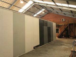 Bedrijfsgebouw bestaande uit magazijn met kantoren en verhard terrein te Rumst nabij de E19.- magazijn 378m² (+mezzanine)- kantoor 180m²- terrein...