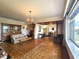 Op te frissen appartement met 4 slpks, ruim terras, kelderberging en incl. vraagprijs garagebox. Het appartement (lift aanwezig) op de 5de verdieping...