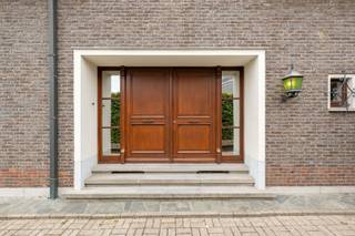 Deze ruime vrijstaande woning is gelegen op een rustige en gunstige locatie in Dentergem, met een vlotte verbinding naar de omliggende gemeenten en steden zoals Tielt, Waregem en Deinze. Winkels, scholen, horeca en andere dagelijkse voorzieningen bevinden zich op korte afstand.<br />De woning beschikt over een bewoonbare oppervlakte van maar liefst 262 m² en staat op een mooi perceel van 840 m². Dankzij deze royale oppervlaktes biedt de woning bijzonder veel leefruimte, zowel binnen als buiten, en is ze uitermate geschikt voor een gezin dat ruimte en comfort zoekt.<br /><br />PLUSPUNTEN:<br />* VRIJSTAANDE WONING OP RUIM PERCEEL 840 M²<br />* 262 M² BEWOONBARE OPPERVLAKTE!<br />* 5 RUIME SLAAPKAMERS | 2 BADKAMERS<br />* RUIME GARAGE EN OPRIT <br />* GEEN RENOVATIEPLICHT <br />* RUSTIGE LIGGING MET VLOTTE VERBINDING NAAR TIELT, WAREGEM EN DEINZE<br /><br />INTERIEUR:<br />Via de ruime inkomhal komt u binnen in de woning. De lichtrijke woonkamer vormt een aangename centrale leefruimte en beschikt over een gezellige inbouwhaard. Aansluitend bevindt zich de volledig ingerichte keuken, voorzien van een kookplaat, inbouwkoelkast, combi-oven en vaatwasser.<br />Op het gelijkvloers bevinden zich verder een badkamer met ruim ligbad en twee grote kamers, waarvan één beschikt over een extra aangrenzende doucheruimte. Deze kamers kunnen perfect dienstdoen als slaapkamers, maar bieden eveneens mogelijkheden als bureauruimte, hobbykamer of polyvalente ruimte.<br />De eerste verdieping beschikt over een ruime nachthal die toegang geeft tot drie bijzonder ruime slaapkamers. Daarnaast zijn er nog drie praktische bergruimtes en een afzonderlijk toilet aanwezig.<br /><br />EXTERIEUR:<br />De woning is gelegen op een ruim perceel van 840 m² en beschikt over een grote, aangename tuin achteraan. Hier is voldoende plaats voor een terras, speelruimte voor kinderen, een groene tuin of een gezellige buitenomgeving om volledig tot rust te komen. Verder beschikt de woning over een ruime garage en een oprit met voldoende parkeergelegenheid voor meerdere wagens.