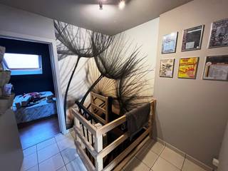 ✨Verzorgd Duplex-Appartement met 2 Slaapkamers en Privé-Parking ✨<br /><br />Dit instapklare appartement (EPC Label B!) biedt ruimte, comfort en een topligging.<br />De indeling:<br />🚪 Inkomhal & apart toilet.<br />🛋️ Leefruimte: Ruim en voorzien van tapijt/laminaat.<br />☀️ Terras: Groot en overdekt, direct aan de leefruimte.<br />🍳 Keuken: Volledig geïnstalleerd (Gas, Siemens oven, vaste tafel) + provisieberging (incl. extra koelkast & diepvries).<br />🛏️ Slaapkamers: 2 volwaardige, ruime kamers.<br />🛁 Badkamer: Met ligbad.<br />🚗 Gemeenschappelijke fietsenberging !!<br />De troeven:<br />✅ Energiezuinig: EPC 117 kWh/m² (Label B).<br />✅ Parkeren: Inclusief 1 private staanplaats achteraan.<br />✅ Flexibel: Vrij op 01 mei 2026<br />💶 Financieel: € 800 Huur + € 25 GK.