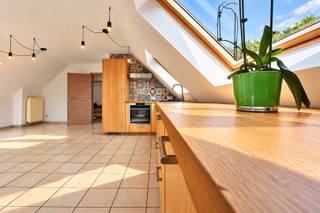 <h1><span>Modern en instapklaar dakappartement met 2 slaapkamers in Baasrode</span></h1><h1><span>Instelprijs (bieden vanaf): 149.900,00 euro </span></h1><p><span>Dit volledig vernieuwde dakappartement bevindt zich op de </span><span>3de verdieping van Residentie de Vijvers</span><span>, een verzorgde residentie uit 1998. Het appartement combineert een moderne afwerking met een praktische indeling en geniet bovendien van een </span><span>gunstig EPC van 171 kWh/m²</span><span>.</span></p><p><span>Bij het betreden van het appartement komen we in de inkomhal met vestiaire. Verder beschikt de woning over </span><span>twee slaapkamers</span><span>, waarvan één voorzien is van een ingemaakte kast. De vernieuwde badkamer is uitgerust met een nieuw bad, badkamermeubel, hangtoilet en extra ingemaakte kasten.</span></p><p><span>De absolute troef van het appartement is de </span><span>lichtrijke woon- en leefruimte</span><span> met een volledig vernieuwde, open keuken. Deze is uitgerust met verschillende toestellen, waaronder een inductiekookplaat, combi-oven/steamer, vaatwasser, koelkast en meer.</span></p><p><span>Daarnaast beschikt het appartement over een praktische </span><span>berging/wasplaats</span><span>, waar zich ook de vernieuwde Bulex-condensatieketel (2018) bevindt. De leefruimte is voorzien van een </span><span>nieuwe airconditioning met zowel een koel- als verwarmingsfunctie</span><span>, wat het wooncomfort het hele jaar door verhoogt.</span></p><p><span>Verder beschikt de woning over </span><span>dubbele beglazing</span><span> en is de </span><span>elektrische installatie volledig conform</span><span>, met een geldigheid van 25 jaar.</span></p><p><span>Daarnaast kunnen bewoners gebruikmaken van de </span><span>gemeenschappelijke fietsenberging</span><span>.</span></p><p><span>De ligging is eveneens een belangrijke troef. Het appartement bevindt zich op wandelafstand van het </span><span>Dorpsplein van Baasrode</span><span>, met winkels, scholen en openbaar vervoer in de nabije omgeving. Ook de fiets- en wandelroutes langs </span><span>de Schelde</span><span> bevinden zich vlakbij.</span></p><p><span>mogelijkheid tot aankopen aan 2% registratierechten of als investering met een geraamd rendement van ca. 4.5% (momenteel verhuurd aan 650 euro/maand) </span></p><p><span> </span></p><p><span>Interesse in dit instapklare dakappartement? Contacteer ons vandaag nog voor meer informatie of om een bezoek in te plannen.</span></p>