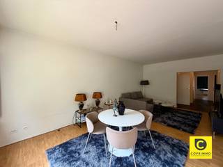 <p><span>Instapklaar 2-slaapkamerappartement met zonnig terras!</span></p><p><span>Dit instapklare appartement op de eerste verdieping van een kleinschalig gebouw zonder lift is rustig gelegen en geniet van een uitstekende, centrale ligging. U bevindt zich op korte afstand van lokale winkels (Delhaize, Colruyt, Finebek, ...), openbaar vervoer, scholen en sportfaciliteiten. De ideale combinatie van comfortabel wonen en een vlotte bereikbaarheid.</span></p><p><span>Het appartement heeft volgende indeling</span></p><p><span>Inkomhal</span><span><br />Via de verzorgde inkomhal op tegelvloer betreedt u het appartement. De hal is uitgerust met een parlofoon, een praktische ingemaakte vestiairekast en biedt toegang tot het aparte gastentoilet.</span></p><p><span>Leefruimte & keuken</span><span><br />De lichtrijke leefruimte geniet dankzij de kamerbrede raampartijen aan de voorzijde van het gebouw van een aangename natuurlijke lichtinval, wat zorgt voor een ruimtelijk en warm gevoel.<br />De open keuken is volledig uitgerust met een ingebouwde oven, koelkast, vaatwasser en keramische kookplaat. Bovendien beschikt ze over voldoende werk- en opbergruimte, ideaal voor wie graag kookt.</span></p><p><span>Slaapkamers, badkamer & berging</span><span><br />Aan de rustige achterzijde van het appartement bevinden zich de twee slaapkamers, waardoor u optimaal geniet van rust en privacy.<br />Vanuit de tweede slaapkamer, momenteel ingericht als bureau, heeft u rechtstreeks toegang tot het overdekte terras.<br />De badkamer is uitgerust met een ligbad met douchecombinatie, een handdoekradiator en een dubbele lavabo met stijlvol badkamermeubel en spiegelkast.<br />Verder beschikt het appartement over een praktische berging met aansluiting voor een wasmachine.</span></p><p><span>Terras</span><span><br />Het ruime, overdekte terras is gunstig georiënteerd op het zuidwesten en biedt een rustige, private buitenruimte waar u volop kunt genieten van de namiddag- en avondzon</span></p><p><span> </span></p><p><span>Huurprijs en maandelijkse kosten:</span></p><p><span>Huurprijs: €995/maand appartement<br />Provisiekosten €35/maand (minuterie en onderhoud gemene delen).</span></p><p><span>Beschikbaar: 01/10/2026</span></p><p><span> </span></p><p><span>Extra troeven:</span></p><p><span>- Toplocatie</span></p><p><span>- Terras</span></p><p><span>- Individuele meters</span></p><p><span>- Lage maandelijkse kosten</span></p>
