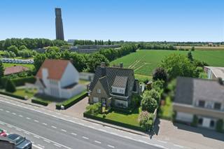 Riante gezinswoning met uniek panoramisch uitzicht en eindeloos potentieel op 644 m².<br />In deze verrassend ruime gezinswoning op een perceel van 644 m² geniet u vanuit uw eigen tuin en terras van een panoramisch zicht over de uitgestrekte velden en de IJzertoren.<br /><br />De troeven van deze woning:<br />Ruimte in overvloed: Met maar liefst 5 slaapkamers is dit de ideale plek voor een (groot) gezin.<br />Licht & Sfeer: De gezellige leefruimte, centraal verwarmd door een sfeervolle open haard, vormt het hart van de woning.<br />Functioneel comfort: Naast een ruime, ingerichte keuken beschikt de woning over een praktische kelder, een riante zolder en een dubbele garage met automatische poort.<br />Zuidgerichte tuin: Uw eigen oase van rust waar u de hele dag door geniet van de zon en de rustgevende vergezichten.<br /><br />Perfecte ligging: Nabij het centrum op een steenworp afstand van winkels, scholen en de belangrijkste invalswegen.<br /><br />Een blanco canvas voor uw droomwoning<br />Deze woning biedt een unieke kans voor wie op zoek is naar een karaktervolle basis om volledig naar eigen smaak en met hedendaags wooncomfort in te richten. Dankzij de indeling en de vele uitbreidingsmogelijkheden transformeert u dit pand moeiteloos tot een eigentijdse parel.<br /><br />KIJKDAG ZATERDAG 8/8/26 VAN 10U TOT 12U (inschrijven via residentievastgoed.be)<br />Richtprijs: De vermelde prijs is een richtprijs. Elk bod wordt voorgelegd aan de eigenaar, die zich het recht voorbehoudt het bod al dan niet te aanvaarden.<br /><br />Benieuwd naar wat uw eigen woning waard is?<br />Neem een voorsprong op de markt en vraag uw vrijblijvende, gratis schatting aan via: www.residentievastgoed.be/gratisonlineschatten<br /><br />EPC: 542 kWh/m² (Ref. DI00070)