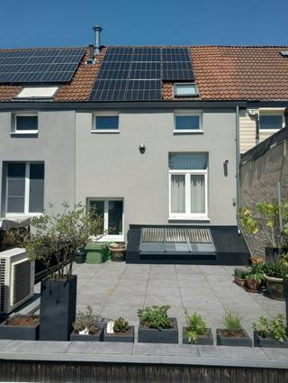 Zoek je een instapklaar, lichtrijk huis in Gent waar charme en modern comfort samenkomen? Dit prachtig gerenoveerde pand verrast je met authentieke elementen en een hedendaagse afwerking. Dankzij de warmtepomp, zonnepanelen en een ventilatiesysteem D geniet je van een energiezuinig EPC-label A. Dit is een unieke kans als je een karaktervol huis wilt kopen op een toplocatie.De indeling van het huis:- Gelijkvloers: Inkomhal, toilet, leeshoek met bureau, living en een door een interieurarchitect ontworpen keuken met eetkamer en berging.- Eerste verdieping: Ruime slaapkamer en badkamer.- Tweede verdieping: Drie mooie slaapkamers, ideaal voor een gezin of hobbyruimte.Buiten: Gezellige stadstuin met trap naar een groot, zonnig dakterras met veel privacy.Je woont hier in een rustige buurt in Gent, op wandelafstand van het centrum. Winkels, horeca, scholen en openbaar vervoer liggen in de directe omgeving. Dit is een woning voor wie comfortabel wil wonen en goed wil zitten voor de toekomst.De algemene voorwaarden van Dewaele DIY kunt u steeds raadplegen via dewaele.com.Bestuursmaatregelen in het maatregelenregister: in aanvraag