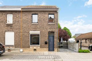 Voor meer info en foto’s, surf naar www.swevers.be – Deze halfopen bebouwing in de Wijngaardstraat 38 in Lanaken biedt een mooie combinatie van ruimte, comfort en mogelijkheden. De woning, gebouwd in 1930, is goed onderhouden en instapklaar, met een bewoonbare oppervlakte van 145 m². Binnenin valt meteen de praktische indeling op. De leefruimte van 45 m² strekt zich uit over de volledige lengte van de woning en biedt plaats voor een gezellige zithoek en eethoek. Aansluitend bevindt zich de functioneel ingerichte keuken van 12 m². Op het gelijkvloers zijn ook een badkamer en aparte wasplaats aanwezig.<br />Op de eerste verdieping bevinden zich twee ruime slaapkamers, waarvan één met extra mogelijkheden zoals een dressing of werkhoek. De tweede verdieping omvat een zolderruimte bereikbaar via een vaste trap, ideaal om in te richten als extra slaapkamer, bureau of hobbyruimte. Daarnaast is er een kelder van 13 m², handig voor stockage.<br />Het perceel van 300 m² is oostgericht, waardoor de tuin geniet van aangename ochtendzon. De ligging is een extra troef: winkels, horeca en ontspanning op 500 meter, openbaar vervoer op 150 meter en een vlotte verbinding naar snelwegen op 7 km. Extra troef: de woning is momenteel verhuurd, wat dit pand ook bijzonder interessant maakt als investering met onmiddellijke huuropbrengst. Een ideale woning voor wie comfortabel wil wonen met uitbreidingspotentieel. Voor meer informatie, bel 011 255 155. Bron bewoonbare oppervlakte: EPC – verslag.