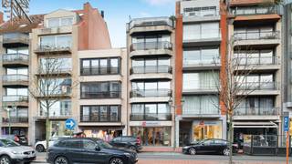 Aan de zonnekant van de Lippenslaan, op wandelafstand van zee en strand, bieden wij dit energiezuinig appartement met terrassen voor- en achteraan...
