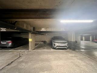 Vlakbij het bruisende centrum van Leuven, bieden wij u deze ondergrondse autostaanplaats  te huur aan.Deze ondergrondse en afgelijnde parking is...