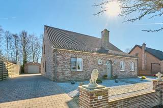 ZEER RUIME INSTAPKLARE GEZINSWONING IN EEN DOODLOPENDE STRAAT OP EEN PERCEEL VAN 07ARE.Deze zeer ruime en instapklare gezinswoning is gelegen in de...