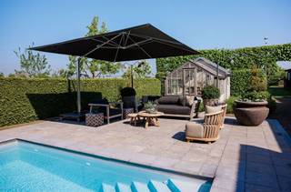 Landelijke villawoning met multifunctioneel aangrenzend gebouw, wintertuin en buitenzwembad op 40are26ca met wijds uitzicht over de velden! Troeven *...