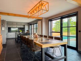 RECENTE EN ENERGIEZUINIGE LANDELIJKE VILLA, uiterst RUSTIG GELEGEN op een PRACHTIG AANGELEGD EN VOLLEDIG OMHEIND PERCEEL te Brakel. Deze EXCLUSIEVE EIGENDOM werd gebouwd in 2019 met bijzondere aandacht voor DETAIL, WOONCOMFORT en het gebruik van KWALITATIEVE MATERIALEN. Met een ROYALE BEWOONBARE OPPERVLAKTE van ca. 307 M² vormt deze VILLA een UITZONDERLIJKE THUIS voor wie op zoek is naar RUIMTE, PRIVACY en een HOOGWAARDIGE AFWERKING. Ook op energetisch vlak is deze woning helemaal KLAAR VOOR DE TOEKOMST. De aanwezigheid van 15 ZONNEPANELEN draagt bij aan het uitstekende EPC-LABEL A, waardoor u geniet van een ENERGIEZUINIGE en ZORGELOZE WOONERVARING. De woning bevindt zich bovendien TERUGGETROKKEN VAN DE STRAAT, wat zorgt voor een bijzonder RUSTIG en PRIVAAT KARAKTER.<br />De indeling gaat als volgt: via de ruime inkomhall met gastentoilet heeft u toegang tot een afzonderlijke bureauruimte en de lichtrijke woonkamer met ingerichte open keuken. Grote raampartijen zorgen hier voor een aangename natuurlijke lichtinval en een prachtig zicht op de tuin. Aansluitend bevindt zich een centrale hal met toegang tot de ruime inpandige garage en een polyvalente gelijkvloerse slaapkamer/hobbyruimte. Op de 1ste verdieping biedt de ruime nachthal toegang tot 3 volwaardige slaapkamers, maar liefst 2 ingerichte badkamers en een apart toilet. De royale volumes en praktische indeling zorgen ook hier voor optimaal comfort voor het hele gezin.<br />Buitenshuis komt deze eigendom volledig tot haar recht. De prachtig aangelegde tuin beschikt over een verwarmd zwembad, verschillende ruime terrassen en een aangelegde oprit/oprijlaan. Een afzonderlijk bijgebouw met carport en extra bergruimte zorgt voor bijkomend praktisch comfort. <br /><br />Adres: Lozelandstraat 1D te Brakel<br /><br />EPC: 93kWh/m²; G-score en P-score A; Geen renovatieverplichting van toepassing; Bestuursmaatregelen in het maatregelenregister: Neen; Beschikbaar bij akte.