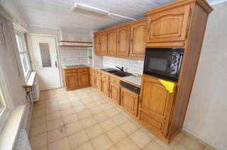 Oostende-Mariakerke, rustige gelegen te renoveren ruim woonhuis met grote zonnige tuin (zuid-west gericht). <br /><br />Indeling:<br /><br />Inkomhall, kelder, woonkamer, veranda, garage, keuken, 2 badkamers, 2 toiletten, 4 slaapkamers, extra zolderuimte (vaste trap), zonnige ruime tuin met terras, oprit voor twee auto's.