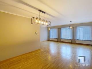 <p>Instapklaar appartement met 98 m² bewoonbare oppervlakte, gelegen in het centrum van Diest. De woning telt 2 slaapkamers en een moderne badkamer, alles in neutrale, hedendaagse afwerking.<br />De ruime leefruimte is licht en uitnodigend dankzij grote ramen en een warme parketvloer. De open keuken is volledig uitgerust met witte kasten, een praktisch werkblad en ingebouwde apparaten, met voldoende opbergruimte en een gezellige eethoek.<br />De badkamer beschikt over een inloopdouche, een dubbel wastafelmeubel en handdoekradiator. <br />Twee slaapkamers bieden volop flexibiliteit als slaapkamer, bureau of hobbyruimte. De indeling en afwerking ogen strak en onderhoudsvriendelijk, waardoor u direct kunt intrekken.<br />Verder omvat de woning één garageplaats (nr 9), ideaal voor wie in Diest centrum wil wonen met eigen parkeergelegenheid. Een aangename combinatie van comfort, ruimte en centrale ligging, vlakbij winkels, horeca en openbaar vervoer.</p><p>Huurprijs € 850 &amp; gemeenschappelijke kosten € 70.<br />Neem vandaag nog contact op voor een bezichtiging! <br />Vul de kandidaatstelling in op ImmoDiest.be (onder te huur -&gt; Hasseltsestraat 58 bus 2, 3290 Diest -&gt; Oranje knop 'vraag uw bezoek aan').Van zodra wij deze informatie ontvangen hebben, nemen wij contact met u op.</p>
