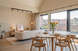 <p>RUIME INSTAPKLARE WONING TE KOOP IN KORTRIJK</p><p>Wonen in het centrum van Kortrijk, maar toch genieten van rust en comfort? Deze instapklare woning combineert een centrale ligging met een aangename, autoluwe omgeving.</p><p>De woning beschikt over 125 m² woonoppervlakte, 3 slaapkamers, 2 badkamers en een zonnig terras van 17 m². Ideaal voor wie op zoek is naar ruimte, comfort en een woning waar je meteen kan intrekken.</p><p>Waarom deze woning zeker het ontdekken waard is:<br />• Instapklaar en onmiddellijk beschikbaar<br />• Zonnig terras van 17 m²<br />• Energiezuinig wonen<br />• Groene binnentuin<br />• Vlak bij Shopping K, horeca en station</p><p>Instapklare woningen in hartje Kortrijk zijn schaars.</p><p>Zelf de ruimte en afwerking ontdekken?<br />Maak vandaag nog een afspraak via zabra.be/destokerie of bel 0472 89 60 18.</p>