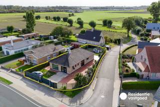 Op een aangename ligging nabij het centrum van Oudenburg bevindt zich deze alleenstaande bungalow op een perceel van 648 m². Dankzij de volledig gelijkvloerse indeling, drie slaapkamers en de zongerichte tuin is dit een bijzonder praktische woning met heel wat potentieel.<br /><br />De woning verwelkomt u via de inkomhal en beschikt over een open keuken met aansluitend een ruime en lichtrijke leefruimte. Het grote schuifraam zorgt voor een mooie verbinding met het terras en de tuin, terwijl de open haard extra sfeer brengt in de woonkamer.<br /><br />Verder zijn er drie slaapkamers en een badkamer met inloopdouche, dubbele lavabo en toilet. De voormalige garage werd ingericht als ruime wasplaats en beschikt bovendien over een extra douchekamer met toilet. Via deze ruimte is ook de stapelzolder bereikbaar, die voor bijkomende bergruimte zorgt.<br /><br />Buiten geniet u van een ruime oprit met elektrisch schuifhek, een zijtuin en een aangename, zongerichte achtertuin. Het terras met pergola en druivelaar vormt een gezellige plek om rustig van het buitenleven te genieten. Achteraan bevindt zich tevens een praktisch tuinhuis.<br /><br />De woning is voorzien van centrale verwarming op aardgas, dubbele beglazing en elektrische rolluiken aan de slaapkamers.<br /><br />Een interessante bungalow voor wie gelijkvloers wil wonen op een mooie locatie nabij het centrum van Oudenburg.