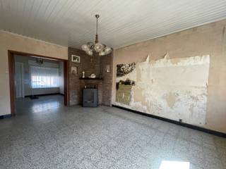 <strong>Langemark - Te renoveren/heropbouwen woning met veel potentieel te koop.</strong><br /><br /><strong>Indeling:</strong><br /><u>Gelijkvloers:</u> ruime leefruimte, keuken, badkamer, berging, garage en tuin<br /><u>1ste verdieping:</u> 2 slaapkamers met mogelijkheid tot 3de slaapkamer<br /><br /><strong>Troeven:</strong><br />+ Zonnige tuin<br />+ Zeer veel potentieel<br />+ Garage