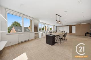 Ontdek deze unieke opportuniteit in een gebouw van 2000: een ruime bureauruimte gelegen op de tweede verdieping, verkocht mét vergunde plannen voor de transformatie naar een prachtig appartement met twee slaapkamers en een bewoonbare oppervlakte van maar liefst 122 m². Ideaal voor investeerders, projectontwikkelaars of particulieren die op zoek zijn naar een ruim en modern woonproject op een strategische locatie.<br /><br />Dankzij de vergunning die door de eigenaar worden aangevraagd, kan de nieuwe eigenaar onmiddellijk starten met de omvorming naar een comfortabel en lichtrijk appartement. De royale oppervlakte biedt tal van mogelijkheden om een hedendaagse woonruimte te creëren met ruime leefvertrekken, twee volwaardige slaapkamers en alle moderne comfort.<br /><br />Een extra troef is de ondergrondse autostaanplaats die inbegrepen is bij de verkoop, wat zorgt voor extra comfort en een veilige parkeermogelijkheid.<br /><br />Door de combinatie van een recente constructie, de vergunde functiewijziging en de grote bewoonbare oppervlakte vormt dit pand een bijzonder interessante investering met veel potentieel.