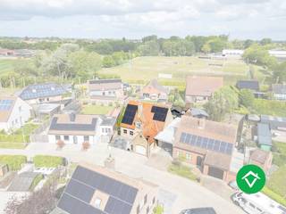 Deze landelijke woning bevindt zich in een rustige woonwijk in Koekelare, met als extra troef het speelplein en de recreatiezone De Mote grenzend aan de achtertuin. Ideaal voor gezinnen die houden van rust, maar toch dicht bij alle voorzieningen willen wonen zoals scholen, winkels, openbaar vervoer en speeltuinen.<br /><br />Indeling van de woning:<br />U komt binnen via de inkomhal met gastentoilet. Van hieruit bereikt u de lichtrijke leefruimte met zicht én toegang tot de zonnige tuin. Aansluitend vindt u de volledig ingerichte keuken, een handige berging/wasplaats, een douchekamer (perfect na tuinwerk of buitenspelen van de kinderen en/of hond) en een inpandige garage.<br /><br />Op de eerste verdieping bevinden zich drie volwaardige slaapkamers, een badkamer met bad, toilet en lavabomeubel, en een praktische zolderruimte voor extra opslag.<br /><br />De afgesloten tuin biedt volledige privacy en is een zalige plek om tot rust te komen.<br /><br />Troeven van de woning? <br />✔ Regenwater aanwezig<br />✔ Zonnepanelen <br />✔ Blanco elektriciteitsrapport <br />✔ Geen renovatieverplichting <br /><br />Geïnteresseerd? Contacteer ons gerust voor een bezoek en ontdek deze woning.