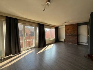 Dit appartement is gelegen in het centrum van Tessenderlo-HamVia de trap bereiken we de tweede verdieping waar we binnen treden in de woonkamer met...