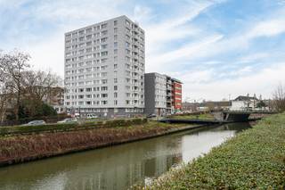 Op deze centrale ligging, gelegen nabij invalswegen, parken, scholen, winkels, ... vinden we dit netjes onderhouden appartementsgebouw. Het gerenoveerde appartement is gelegen op de 10e verdieping (lift aanwezig) en heeft volgende indeling: inkomhal met vestiaire, lichtrijke woonkamer met eetplaats, keuken met toestellen (koelkast, diepvries, oven, kookplaats, dampkap, vaatwasser), apart toilet, badkamer met douche, lavabo en aansluiting wasmachine, twee slaapkamers, waarvan één met balkon. Hier kan je genieten van een prachtig uitzicht over de skyline van Gent. Bij het appartement hoort ook nog een kelderberging en autostaanplaats. Het appartement is instapklaar! Huurprijs 1.200 euro/maand + 180 euro/maand (gemeenschappelijke kosten incl. verwarming en water). Vrij vanaf 01/07/2026.