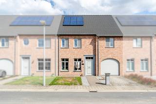 <p>Deze gezinswoning is gelegen in een rustige, doodlopende straat in Lovendegem en combineert comfort, energiezuinigheid en een uitstekende bereikbaarheid. De woning beschikt over een uitstekende EPC-score A, zonnepanelen en een conforme elektrische installatie. </p><p> </p><p>Binnen vinden we een aangename leefruimte met ruime woonkamer en volledig uitgeruste keuken. Verder beschikt de woning over een garage, wasplaats en een directe verbinding met de tuin. Op de eerste verdieping zijn er vier slaapkamers, waarvan één ingericht als bureau en een badkamer met bad, douche en toilet. Bovendien is er een ruime zolderverdieping.</p><p>De woning beschikt over een bewoonbare oppervlakte van 171 m² en biedt dankzij de praktische indeling heel wat ruimte en comfort. Ook is ventilatie type D aanwezig en een regenwaterput.</p><p></p><p>De rustige ligging in een doodlopende straat biedt een aangename, kindvriendelijke woonomgeving. Alle praktische voorzieningen van supermarkten en scholen tot openbaar vervoer bevinden zich nabij. Bovendien geniet je van een strategische ligging met een vlotte verbinding naar Gent, de R4 en de voornaamste snelwegen.</p><p> </p><p>Interesse in deze woning? Contacteer ons gerust voor een bezoek op 0456 98 16 85 of via <strong><u>zuzana@altro-vastgoed.be</u></strong>.</p>