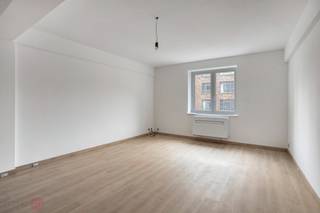 🌿 Volledig vernieuwde, instapklare studio met warmtepomp en afgesloten garagbox in hartje Leuven – rustig gelegen pareltje!<br />Op zoek naar een gezellige, recent vernieuwde studio op een toplocatie in Leuven?<br />Dan is dit charmante en rustig gelegen stekje precies wat je zoekt.<br />De studio omvat:<br />✨ Een lichtrijke leefruimte met aangename indeling<br />✨ Een praktische kitchenette<br />✨ Een aparte badkamer met douche, toilet en wastafel<br />Huurprijs : 800 euro/maand en 60 euro vaste kosten. (Water is al inbegrepen in deze kosten)<br />Op de gelijkvloerse verdieping is er mogelijkheid een afgesloten garagebox bij te huren aan 100 euro/maand. <br />Dankzij de rustige ligging, midden in het bruisende centrum, geniet je van het beste van twee werelden: comfort en stilte, met winkels, restaurants, universiteit en openbaar vervoer op wandelafstand.<br />📞 Bel snel voor een bezoek: 0468 22 53 22<br />📧 info@immo-m.be<br />Kom deze leuke studio ontdekken — misschien wordt hij binnenkort wel helemaal van jou!