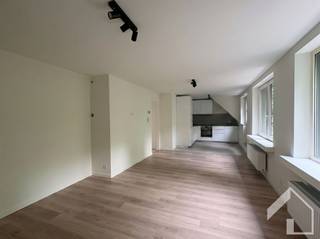 <p><span>Appartement op de 2de verdieping, bestaande uit: hal, badkamer met inloopdouche, woonkamer met open keuken en zicht op het park van Kapellen en 2 slaapkamers. Alle lichtarmaturen en inbouwspots aanwezig. Individuele garage inbegrepen. Gem. kosten € 60,00/maand. Onmiddelijk beschikbaar. </span></p>