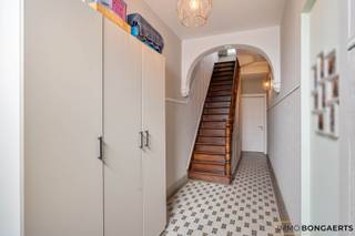 Deze karaktervolle woning is gelegen in de Cobbestraat, een rustige éénrichtingsstraat in het centrum van Bree. Alle basisvoorzieningen zoals winkels, scholen en horeca zijn op wandelafstand terug te vinden. <br /><br />De woning is als volgt ingedeeld: <br />- Voorraadkelder <br />- Gelijkvloers met inkomhal, woonkamer, keuken en badkamer<br />- Eerste verdieping met nachthal en drie slaapkamers <br />- Polyvalente zolder (te bereiken via vaste trap)<br /><br />De gezellige stadstuin met overdekt terras is aangelegd en beschikt over een extra tuinberging. Bovendien is deze ook te bereiken via een afzonderlijke doorgang aan de rechterzijde. <br /><br />Daarnaast zijn er twee parkeerplaatsen voor de woning aanwezig. <br /><br />EXTRA TROEVEN: <br />- Verwarmd op aardgas (nieuwe installatie van 2018)<br />- Gunstig EPC (geen renovatieplicht) <br />- Elektriciteit conform tot 2042<br />- Vernieuwde ramen en dak <br />- Aangelegde tuin <br />- Asbest veilig