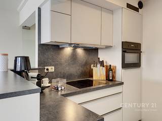 Dit prachtig appartement ligt vlakbij het Heldenplein en is instapklaar .<br />Daarnaast ligt het vlakbij tal van winkels en op wandelafstand van de Zeedijk. De indeling van het appartement is als volgt: inkomhal, ruime lichtrijke woonkamer met open keuken, bergruimte, toilet, badkamer met inloopdouche, twee slaapkamers en een terras aan de achterzijde.<br />Kelderberging.<br />Gemeenschappelijke kosten: 50 euro/maand