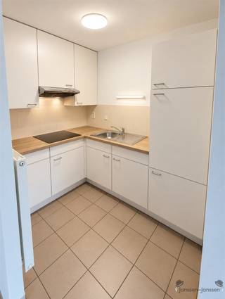 <p><span>Bienvenue dans ce magnifique appartement à la décoration moderne, situé au cœur de Leopoldsburg.</span></p><p><span> </span></p><p><span>L'appartement dispose d'une chambre spacieuse baignée de lumière naturelle grâce à sa grande lucarne, qui vous permettra de vous réveiller sous la douce lumière du matin. L'intérieur bénéficie d'une finition soignée, avec des couleurs neutres qui créent une ambiance rustique et accueillante.</span></p><p><span> </span></p><p><span>Le salon ouvert offre un cadre de vie très agréable avec beaucoup d'espace pour y disposer vos meubles et décorations préférés selon vos goûts. La cuisine moderne est équipée d'élégantes armoires laquées blanches avec des plans de travail en bois, d'une plaque de cuisson encastrée et d'une hotte aspirante. <br />L'agencement est pratique et fonctionnel, parfait pour un usage quotidien.</span></p><p><span> </span></p><p><span>La salle de bains dispose d’un système complet avec une installation de chauffage moderne de la marque Vaillant, vous permettant de profiter à tout moment d’eau chaude. Le local technique bénéficie d’une finition professionnelle, avec des tuyauteries apparentes et une installation de haute qualité.</span></p><p><span> </span></p><p><span>La terrasse conviviale, agrémentée de finitions en bois, constitue sans aucun doute l’un des points forts de l’appartement. C’est l’endroit idéal pour se détendre, profiter du grand air et recevoir ses amis et sa famille.</span></p><p><span> </span></p><p><span>L'appartement dispose par ailleurs de tous les équipements modernes, notamment d'un chauffage efficace et de fenêtres bien isolées. Saisissez dès maintenant cette opportunité unique à Leopoldsburg, avec tout le confort nécessaire à portée de main !</span></p>