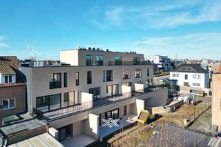 Dit appartement op de tweede verdieping heeft een bewoonbare oppervlakte van 100 m² en een terras van 9 m². Via de ruime inkomhal heeft u toegang tot een lichtrijke leef- en eetruimte en de open keuken met aansluitend een handige berging. Verder vindt u er twee slaapkamers waarvan de master bedroom een dressing heeft, een afzonderlijk toilet en een badkamer met een inloopdouche en lavabo. Ondergronds is er een private parkeerplaats met een handige berging voorzien. <br /><br />Wondelaer bestaat uit 11 hedendaagse appartementen verspreid over drie verdiepingen. Met keuze uit 1, 2 of 3 slaapkamers biedt het gebouw verschillende mogelijkheden voor uiteenlopende woonbehoeften. Bovendien beschikt elk appartement over een eigen terras waar u in alle rust kan genieten van de zon. Het gebouw heeft een grote ondergrondse verdieping met open parkeerplaatsen, ruime bergingen en een fietsenstalling, allen gemakkelijk bereikbaar via de lift.<br /><br />De appartementen zijn uitgerust met energiezuinige technologieën, vrij van fossiele brandstoffen. De individuele warmtepomp, de balansventilatie en de privatieve PV-panelen zorgen voor lage energiekosten en dragen bij aan een groenere toekomst. <br /><br />Gelegen nabij de kern van Wondelgem vindt u er alle voorzieningen op wandel- en fietsafstand gaande van diverse scholen en winkels tot parken en culturele activiteiten. <br /><br />Verlaagd BTW-tarief van 6% mogelijk op de volledige constructiewaarde.