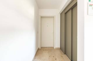 In het centrum van Meulebeke en recht tegenover het stadspark kunt u dit instapklaar appartement met 2 terrassen, 1 aan de straatkant en 1...