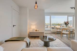 Ontdek dit mooie penthouse 2-slaapkamerappartement vlak bij het centrum van Mechelen. Gelegen op de 9e verdieping, combineert dit instapklare appartement moderne luxe met een energiezuinig karakter, dankzij een grondige totaalrenovatie.<br /><br />De Bleekstraat is een aangename buurt op wandelafstand van winkels, scholen, openbaar vervoer én het station. Ideaal voor wie centraal wil wonen.<br /><br /><u>Indeling:</u><br />Inkom<br />Lichtrijke leefruimte met mooi uitzicht op terras en Mechelen<br />Volledig uitgeruste keuken met moderne toestellen<br />Berging<br />Stijlvolle badkamer met inloopdouche en dubbele wastafel<br />2 volwaardige slaapkamers<br />Apart toilet<br />Ruim terras met privacy<br /><br /><u>Troeven:</u><br />✅ Volledig gerenoveerd – alles is nieuw<br />✅ Elektriciteit conform<br />✅ Gezellige en ruime buitenruimte met privacy en prachtig zicht over Mechelen<br />✅ 2 Kelderbergingen inbegrepen<br />✅ Centrale maar rustige ligging<br />✅ Mogelijkheid tot aankoop van een ondergrondse autostaanplaats aan 25 000 euro<br /><br />Dit appartement is perfect voor starters, alleenstaanden, kleine gezinnen of als investeringspand. Laat je verrassen door de hoogwaardige afwerking en het comfort van dit pareltje!<br /><br />📞 Interesse? Neem snel contact met ons op voor een bezoek via ken@immovos.be of 0477/ 29 72 50<br /><br /> 