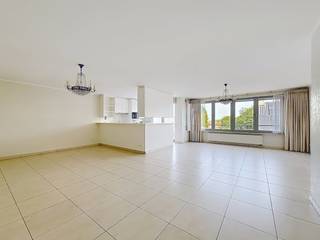 Ontdek dit appartement met 2 slaapkamers én 2 terrassen. Dit appartement is gelegen in de hoofdstraat van Aalter. Interesse om te wonen op deze unieke locatie? Lees dan zeker verder. <br /><br />LIGGING: <br />Het appartement is gelegen in het centrum van Aalter. Hier kan je genieten van de snelwegen die Aalter te bieden heeft richting Gent, Brugge en de kust. Horeca, winkels en de markt zijn vlakbij.<br /><br />INDELING: <br />Inkomhal met ingebouwde kasten - afzonderlijk toilet - 2 slaapkamers - badkamer met dubbele lavabo en bad met douchefuntie en toilet - wasplaats - ruime leefruimte - keuken voorzien van alle apparaten - 2 terrassen - ruime kelderbeging met opbergruimte - garagebox met opbergruimte.<br /><br />EXTRA INFO: <br />De verwarming is voorzien op gas.<br />Daarnaast beschikt het appartement ook over rolluiken, screens en gordijnen. <br />In de wasplaats is er reeds een wasmachine ter beschikking. <br />Het appartement is voorzien van lichtarmaturen.<br /><br />Het appartement is beschikbaar vanaf heden. <br />Er wordt naast de huurprijs nog € 55,00 syndicuskosten voorzien.<br /><br />BEZOEKAANVRAAG: <br />Interesse om dit appartement te bezoeken? Vraag dan zeker je bezoek aan via MijnHuurprofiel! Bekijk ook zeker de VR-tour die voorhanden is op de website van Dewaele!<br /><br />