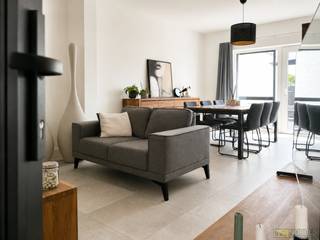 <strong>STIJLVOL GERENOVEERDE HALFOPEN BEBOUWING</strong> met <strong>HOOGWAARDIGE AFWERKING</strong> en zonnige tuin in het <strong>HART VAN ZINGEM</strong>. Deze <strong>VOLLEDIG INSTAPKLARE WONING</strong> verwelkomt u via een inkomhal met gastentoilet en leidt naar een lichtrijke  leefruimte die dankzij de directe aansluiting op het <strong>GUNSTIG GEORIËNTEERDE TERRAS</strong> een aangename woonbeleving creëert. De <strong>MODERNE, VOLLEDIG UITGERUSTE KEUKEN</strong> sluit naadloos aan op de leefruimte. Op de eerste verdieping bevinden zich <strong>TWEE RUIME SLAAPKAMERS</strong> en een <strong>STIJLVOL AFGEWERKTE BADKAMER</strong>. De tweede verdieping is ingericht als een <strong>UITZONDERLIJKE MASTER BEDROOM MET DRESSING</strong>. Bovendien beschikt de woning over een <strong>PRAKTISCHE KELDER</strong>, oprit met plaats <strong>VOOR MEERDERE WAGENS</strong> en <strong>VOLLEDIG AANGELEGDE TUIN </strong>waar u in alle rust kunt ontspannen. Dankzij de centrale ligging in Zingem geniet u van een uitstekende bereikbaarheid <strong>VAN GENT EN OUDENAARDE</strong>, terwijl winkels, scholen, horeca, openbaar vervoer en recreatiemogelijkheden zich <strong>OP WANDEL- EN FIETSAFSTAND</strong> bevinden.<br /><br />Adres: Nederzwalmsesteenweg 44 te Zingem (Kruisem)<br /><br />EPC-label B; P-score: C, G-score: C; Bestuursmaatregelen in maatregelenregister: neen.; Vrij tussen 01/04/2027 &amp; 01/07/20257