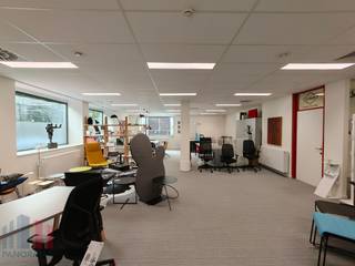 Bent u op zoek naar een<strong> instapklaar kantoor </strong>op een rustige locatie met alle comfort inbegrepen? Dit gelijkvloerse kantoor in het moderne <strong>Katelijnepoort Business Center</strong> biedt een professionele en aangename werkomgeving waar u zich volledig kunt focussen op uw onderneming.<br /><br />De lichtrijke <strong>kantoorruimte van 148 m²</strong> wordt aangeboden aan een <strong>all-in huurprijs</strong> en omvat elektriciteit, verwarming, airconditioning, internet (vast netwerk en wifi), gebruik van de vergaderzaal, poetsen van de ramen en wekelijkse reiniging van het kantoor. Daarnaast geniet u van het gebruik van de gemeenschappelijke faciliteiten zoals toiletten, ontspanningsruimte, douches, keuken en refter. Ook de roerende voorheffing is inbegrepen.<br /><br />Voor extra comfort kunnen er maximaal 5 parkeerplaatsen bijgehuurd worden aan €80 per parkeerplaats per maand.<br />Een ideale opportuniteit voor ondernemingen die op zoek zijn naar een representatieve, verzorgde en zorgeloze kantoorruimte op een aangename en rustige locatie, zicht op Ringvaart,  water en Brugse binnenstad.<br /><br />Contacteer <strong>PANORAMA B2B</strong> voor bijkomende inlichtingen of een vrijblijvend plaatsbezoek <strong>0479 70 70 73</strong>.