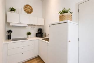 <p><span>Dit appartement is gelegen in de </span><span>Goudbloemstraat</span><span> in centrum Antwerpen. </span><span>De </span><span>ligging is super centraal </span><span>met supermarkten, restaurants, openbaar vervoer op wandelafstand. Vlakbij het Centraal Station, het Eilandje, de studentenbuurt en Park Spoor Noord.</span></p><p><span> </span></p><p><span>Indeling:</span></p><p><span>Op de eerste verdieping van dit rustig en aangenaam gebouw vinden we dit appartement te huur. We betreden het appartement via de leefruimte. De leefruimte is erg lichtrijk en beschikt over hoge plafonds. De leefruimte geeft toegang tot de open keuken dewelke is uitgerust met een ijskast, vuur, dampkap en spoelbak. Verder beschikt de leefruimte over een klein maar gezellig terras. Vanuit de leefruimte bereiken we de ruime slaaphoek. Verder beschikt de badkamer over een douche, lavabo en toilet. In de kelder is er een aansluiting voor een wasmachine.</span></p><p><span> </span></p><p><span>Algemeen gebouw:</span></p><p><span>- gemeenschappelijke kosten: forfait 50 euro per maand</span></p><p><span>- alle nutsvoorzieningen op eigen meters</span></p><p><span> </span></p><p><span>Beschikbaar vanaf 1 oktober 2026.</span></p><p><span> </span></p><p><span>Ben jij geïnteresseerd in dit appartement te huur in centrum Antwerpen, ben je op zoek naar ander vastgoed of wens je de waarde van jouw eigendom te kennen? Dan ben je bij BOLT Immo aan het juiste adres! Wij helpen jou graag verder.</span></p><p><span> </span></p>