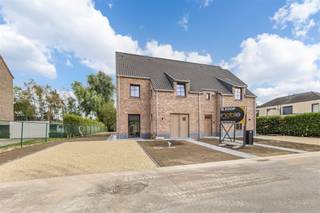 <p>In de rustige en kindvriendelijke Elfenbergstraat in Kuringen stellen wij u graag deze moderne, halfopen nieuwbouwwoning (linkerhelft) voor. De woning bevindt zich op een perceel van 4,64 are en biedt een bewoonbare oppervlakte van 234 m².</p><p>Deze woning is gebouwd volgens de BEN-normen (Bijna-EnergieNeutraal), wat garant staat voor een lage energiefactuur en een duurzame woonkwaliteit. De afwerking gebeurt met hoogwaardige materialen, wat zich vertaalt in een stijlvol interieur met oog voor detail.</p><p><strong>Indeling gelijkvloers</strong><br />Op het gelijkvloers bevindt zich een open leefruimte met veel lichtinval, voorzien van eiken parket en een bureauhoek – ideaal voor wie van thuis uit werkt. De op maat gemaakte keuken is uitgerust met A-merk toestellen: inductiekookplaat met ingebouwde dampkap, vaatwasser, combi-oven, microgolf en inbouwkoelkast. Aansluitend is er een ruime berging/wasplaats. Een gastentoilet is eveneens aanwezig.</p><p><strong>Eerste verdieping</strong><br />Hier bevinden zich twee ruime slaapkamers, een apart toilet en een volledig uitgeruste badkamer met dubbele lavabo, ligbad en een comfortabele inloopdouche.</p><p><strong>Zolderverdieping</strong><br />De ruime zolder biedt een derde slaapkamer, een tweede badkamer (douche en lavabo), een extra toilet én handige bergruimte.<br /><br /><strong>Afwerking en technieken</strong><br />• Laminaatvloeren met V-groef en geluidsdemping in de slaapkamers<br />• Houten trapbekleding in rubberwood, behandeld met Rubio Monocoat<br />• Mitsubishi warmtepomp<br />• Ventilatiesysteem D<br />• Zonnepanelen inbegrepen<br />• Regenwaterput van 7.500 liter<br />• Schüco ramen en deuren<br />• Pré-alarm installatie<br />• Alle nutsvoorzieningen inbegrepen in de prijs</p><p><strong>Prijsopbouw:</strong><br />• Grondaandeel: €175.000 (excl. registratierechten)<br />• Constructie: €443.650 (excl. btw)<br />• Totaalprijs: €618.650 (excl. kosten)<br />📩 Meer weten of een afspraak maken?<br />Vraag gerust het gedetailleerde lastenboek aan of kom deze woning samen met ons ontdekken.<br />Contacteer ons via info@immonoble.be of bel naar +32 472 95 78 44.<br /> </p>