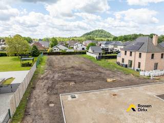In de Lotusstraat in Opglabbeek (Oudsbergen) bevindt zich deze verkaveling met <strong>4 bouwpercelen </strong>voor halfopen bebouwing.<br />Deze percelen maken deel uit van een goedgekeurde verkaveling en zijn gelegen in een rustige, doodlopende straat met residentiële bebouwing. Het beperkte doorgaand verkeer zorgt voor een bijzonder aangename en kindvriendelijke woonomgeving.<br /><br />De loten zijn met hun oppervlakte van 6,8 are uitermate geschikt om een hedendaagse woning te realiseren met een mooie tuin.<br />Door de nabijheid van de Weg naar Zwartberg is er een uitstekende ontsluiting naar omliggende grote steden. De ligging combineert een rustige wooncontext met een goede verbinding richting Genk en Hasselt. Winkels, scholen en openbare voorzieningen bevinden zich op korte afstand.<br /><br />Te bebouwen: ±175m²<br />Bouwstijl: modern / strak met plat dak<br />Tuinzone achter woning: 20m<br />Max gevelbreedte: 10.42m<br />Totale woonoppervlakte: ±175m² (GV) en 125 m² (+1) ==> 300 m²<br /><br /><strong>Afmetingen</strong><br />• Bouwdiepte: gelijkvloers: maximaal 17m00<br /> verdieping : maximaal 12m00<br />Op de meerdiepte van het gelijkvloers t.o.v. de verdieping mag geen<br />dakterras ingericht worden.<br /><br />• Bouwhoogte: maximaal 2 bouwlagen onder de kroonlijst<br />• Nokhoogte: maximaal 11m00 ten opzichte van het maaiveld<br />• Dakhelling: vrij<br />Het gabarit van de woningen in halfopen bebouwing dient 1<br />architecturaal geheel te vormen. <br /><br /><strong>Prijzen</strong><br />Perceel 1: 157 000 EUR<br />Perceel 2: 157 000 EUR<br />Perceel 3: 149 500 EUR<br />Perceel 4: 149 500 EUR<br /><br /><br />PRO<br />- locatie<br />- rustige omgeving, doodlopende straat<br />- mooie perceeloppervlakte<br />- grote totale woonoppervlakte