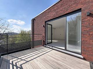 <p>Ces logements offrent d’excellentes performances énergétiques ainsi que des finitions soignées. La situation est idéale, proche de toutes les facilités, avec très peu de charges grâce à l’absence d’ascenseur et à une petite copropriété.</p>
<p>Appartement au 1er étage, 2 disponibles, se compose comme suit : hall d'entrée avec espace vestiaire, lumineux séjour avec cuisine ouverte, buanderie, salle de douche avec WC, 2 chambres.</p>
<p>Données techniques : compteurs individuels (eau, gaz, électricité), châssis PVC DV, détecteur incendie, précâblage pour une borne électrique, PEB A, 5 panneaux photovoltaïques par unité (460 W), VMC simple flux, chaudière individuelle gaz Vaillant, chauffage par le sol, radiateur sèche‑serviettes (SDD), parlophone, thermostat d’ambiance, peinture de propreté, abords et plantations réalisés</p>
<p>Prix affiché HTVA (TVA 21 % sur la construction + 12,5 % ou 3 % sur le terrain), parkings et cuisine inclus.</p>
<p>Un bien qui séduira autant les investisseurs que les occupants. Et si vous veniez vous en rendre compte par vous‑même lors d’une visite.</p>
<p>***Pour des opportunités exclusives, inscrivez-vous sur <strong>weinvest.be</strong> et accédez à des biens ciblés. Besoin d'une estimation SANS ENGAGEMENT ? Contactez-nous au <strong>0471 93 09 30</strong>. Nous sommes là pour vous accompagner dans votre achat, investissement ou vente.***</p>
<p>L'agent immobilier ne pratique aucune enchère, monopole des notaires. Il n'a pas le droit de fixer un prix minimum ni de vendre le bien. Ces décisions reviennent exclusivement au propriétaire, qui, s’il choisit de vendre, n'est pas lié à l'offre la plus élevée, mais à celle qui correspond le mieux à ses critères (prix, délai, conditions). Le prix indiqué n'est qu'un prix de départ.</p>