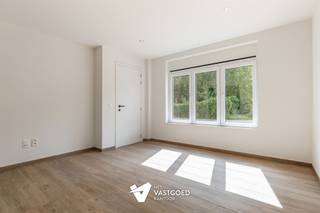 <p><span>Kwalitatief gerenoveerde woning vlakbij centrum</span></p><p><span> </span></p><p><span>Belangrijkste troeven:</span></p><p><span>- Centrale ligging op wandelafstand van centrum</span></p><p><span>- Volledig kwalitatief gerenoveerd</span></p><p><span>- Voorzien van warmtepomp met vloerverwarming, zonnepanelen...</span></p><p><span>- 2 volwaardige slaapkamers</span></p><p><span>- Vaste trap naar zolder voor extra mogelijkheden</span></p><p><span>- Knappe badkamer</span></p><p><span>- Ruime tuin met aangelegd terras</span></p><p><span>- Voorzien van kelder</span></p><p><span> </span></p><p><span>Bekijk zeker ook de 3D virtuele rondleiding en de grondplannen met de afmetingen. Zo krijgt u van thuis uit al een perfect beeld van wat deze woning te bieden heeft!</span></p><p><span>Wenst u meer info of een vrijblijvende bezichtiging, contacteer dan ons kantoor op het nummer 014 39 99 99 en wij helpen u graag verder.</span></p>