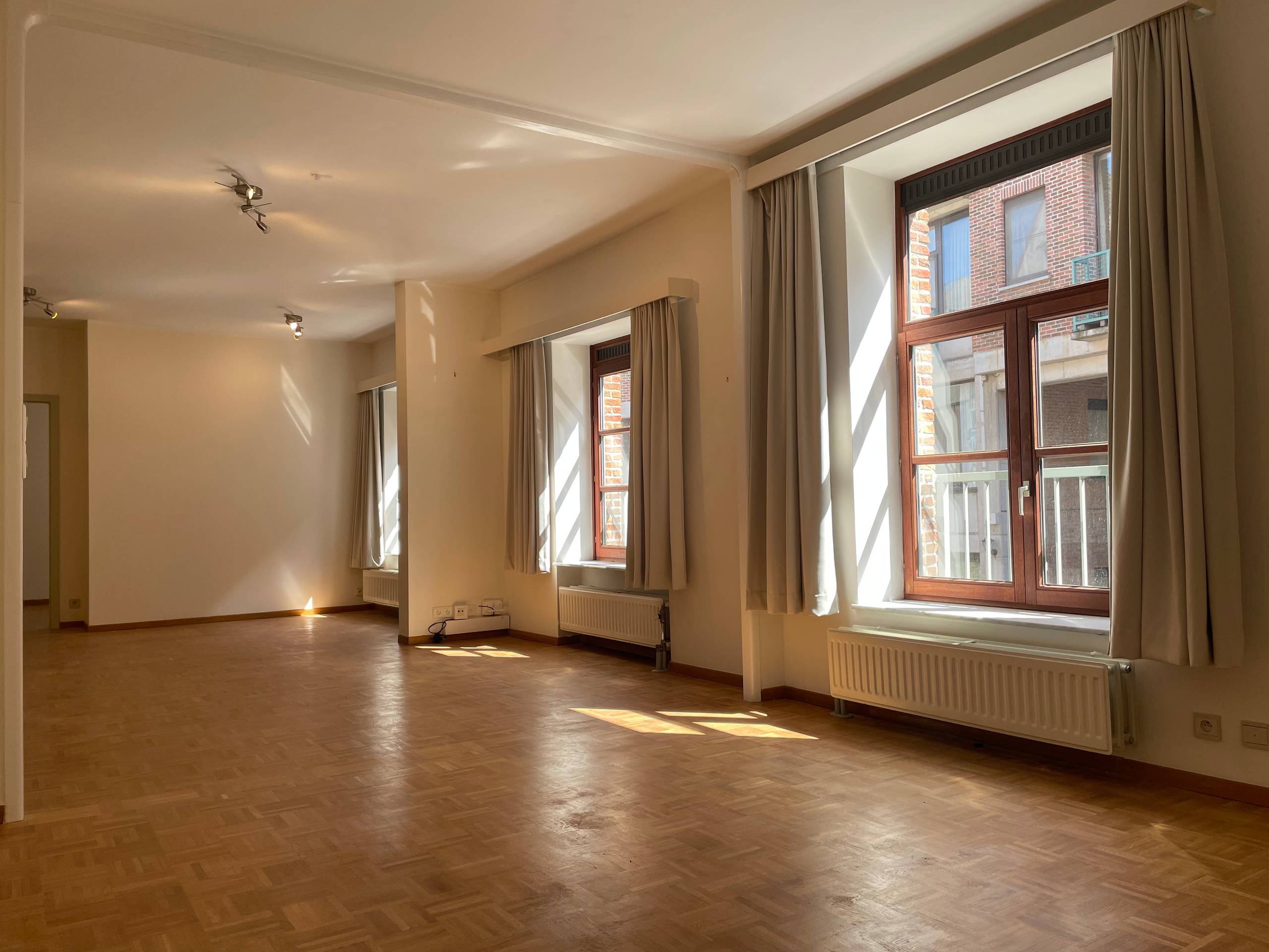 Ruime assistentieflat met mooi uitzicht op binnentuin en Vismarkt - foto 4
