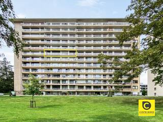 <p><span>Lichtrijk en instapklaar 2 slaapkamer appartement met uitgestrekt terras!</span></p><p><span>Dit karaktervol appartement met gunstig EPC ligt op de 7</span><span><sup>de</sup></span><span> verdieping van een gebouw met lift, te midden van de gerenommeerde Fruithoflaan. De natuurlijke lichtinval en rustieke uitzichten van op het uitgestrekte terras vormen de rode draad. De uitstekende Mobiscore van 9,3/10 heeft u te danken aan de diverse winkels, scholen, parken, horeca en sportfaciliteiten op wandelafstand. Ook het openbaar vervoer en belangrijke invalswegen zijn steeds vlakbij. Kortom, perfect voor eigen bewoning, maar tevens een interessante investering met mooi rendement! </span></p><p><span> </span></p><p><span>Het appartement heeft volgende indeling:</span></p><p><span> </span></p><p><span>Inkomhal, leefruimte &amp; keuken:</span></p><p><span>U betreedt het appartement via de aparte inkomhal met plek voor de vestiaire. De aandacht gaat meteen uit naar de authentieke blokjesparket die werd doorgelegd in nagenoeg het hele appartement. De leefruimte geniet veel natuurlijk licht, een schitterend uitzicht en is voorzien van elektrische rolluiken. Aanpalend vindt u de keuken met hoog "vintage" gehalte die voorzien is van een elektrisch kookvuur, dampkap, oven, vaatwasser, anderhalve lavabo en tevens veel werk en opbergruimte voorziet. Toekomstgericht kan de keuken worden opengetrokken. </span></p><p><span> </span></p><p><span>Nachthal, slaapkamers, badkamer &amp; toilet:</span></p><p><span>Via de nachthal met ingemaakte kast bereikt u de ruime slaapkamers van ca. 11 en 13,5m². Beide kamers situeren zich eveneens op de prachtige parketvloer en beschikken over elektrische rolluiken. Eén kamer huisvest een omvangrijke, ingemaakte kastenwand. De onderhoudsvriendelijke badkamer met retro wand- en vloertegels omvat een ligbad/douche combinatie, lavabo met spiegelkast, kastenwand en aansluitingen voor de wasmachine/droogkast. De stijl wordt doorgetrokken in het aparte toilet met handenwasser.</span></p><p><span> </span></p><p><span>Terras, kelder en garagebox:</span></p><p><span>Het appartement beschikt over een uitgestrekt terras van ca. 19m². Hier kan u de hele dag door genieten vergezeld van een leuk en groen uitzicht. De perfecte plek om na een drukke dag geheel tot rust te komen, al dan niet vergezeld van een sprankelend aperitief of een overheerlijke maaltijd. Een handige, privatieve kelder is inbegrepen. De ondergrondse garagebox met elektrische poort (afstandbediening en cijfercode), water en elektriciteit is een ware luxe en kan aangekocht worden aan € 29.500.</span></p><p><span> </span></p><p><span>Extra troeven:</span></p><p><span>- Toplocatie</span></p><p><span>- EPC B</span></p><p><span>- Dakisolatie 10 cm PUR</span></p><p><span>- Karakter en authenticiteit</span></p><p><span>- Dubbele beglazing</span></p><p><span>- Elektrische rolluiken</span></p><p><span>- Uitgestrekt terras "with a view"</span></p><p><span>- Kelder </span></p><p><span>- Garagebox met elektrische poort</span></p><p><span> </span></p>